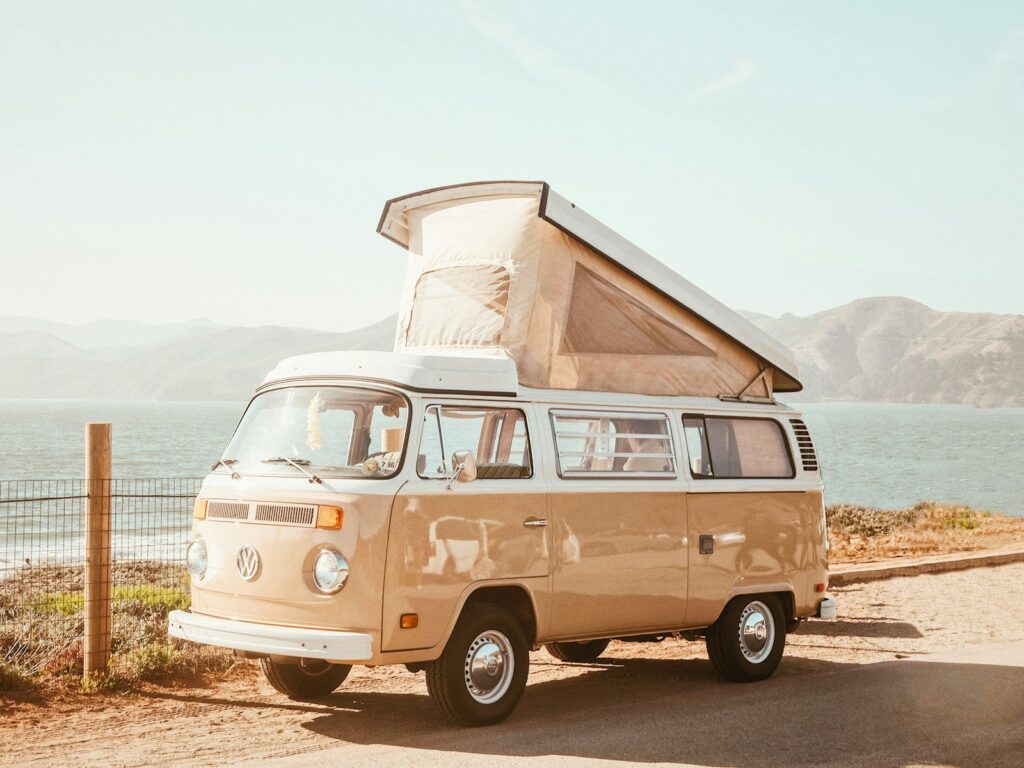 Wohnmobil auf dem Weg zum Campingplatz Dümmer See