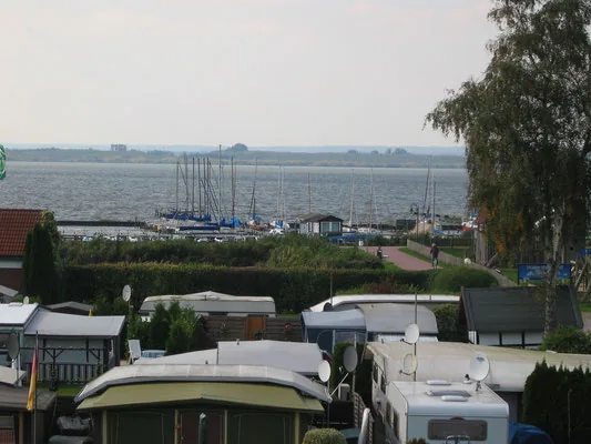 Campingstellplätze mit Blick auf Hafen und See