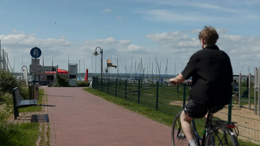 Radfahrer auf dem Weg zum Hafen am Dümmer See