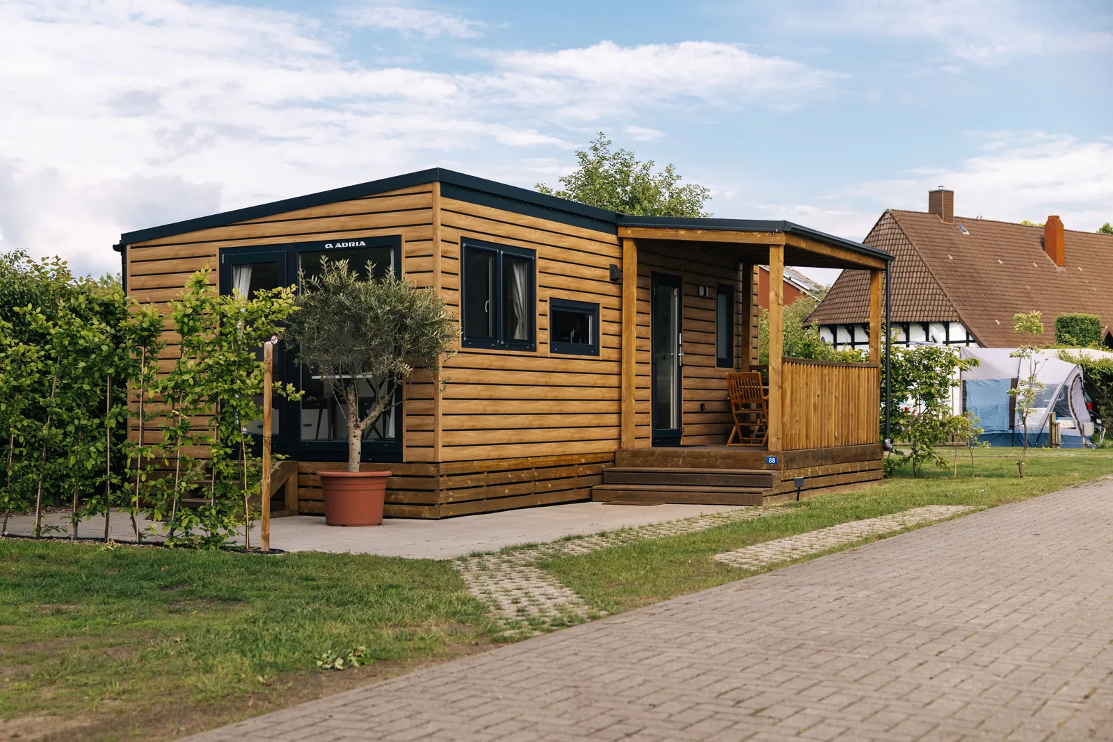 Mobilheim mit Terrasse auf dem Campingplatz