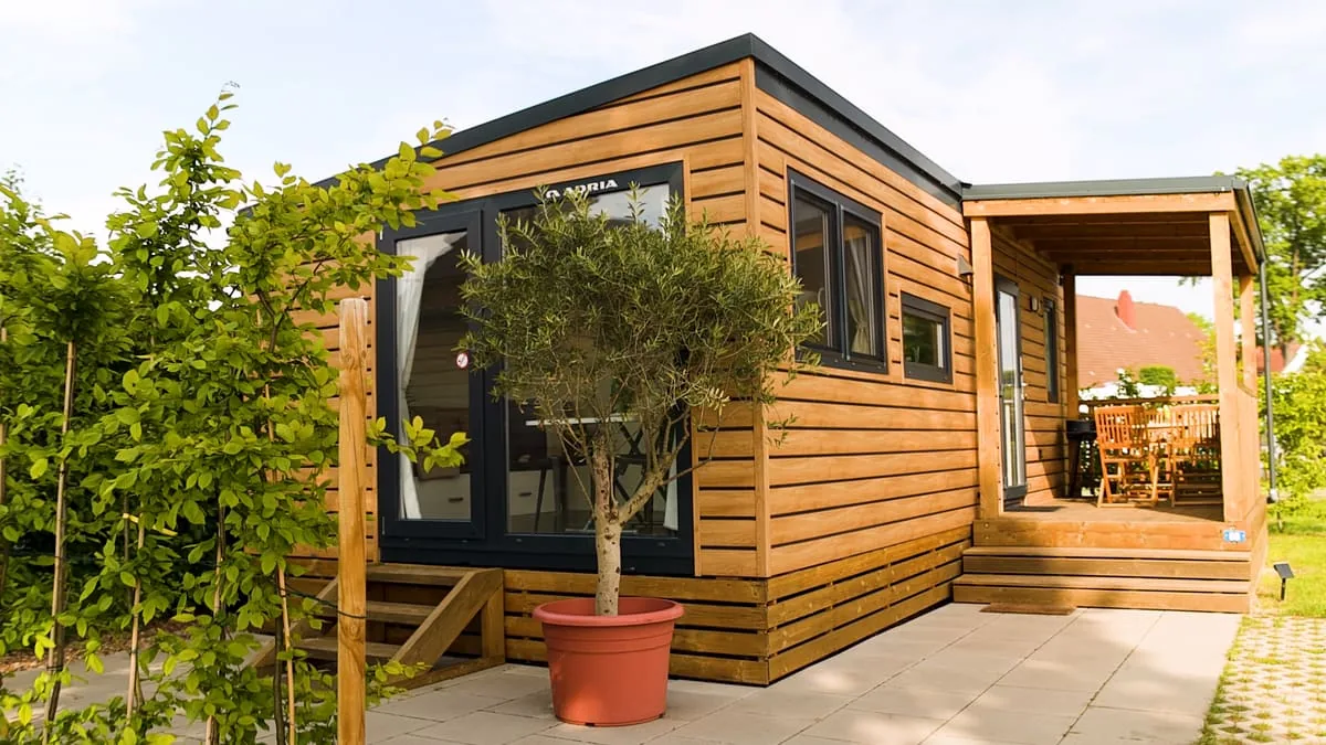 Holz-POD mit Sitzplatz im Freien