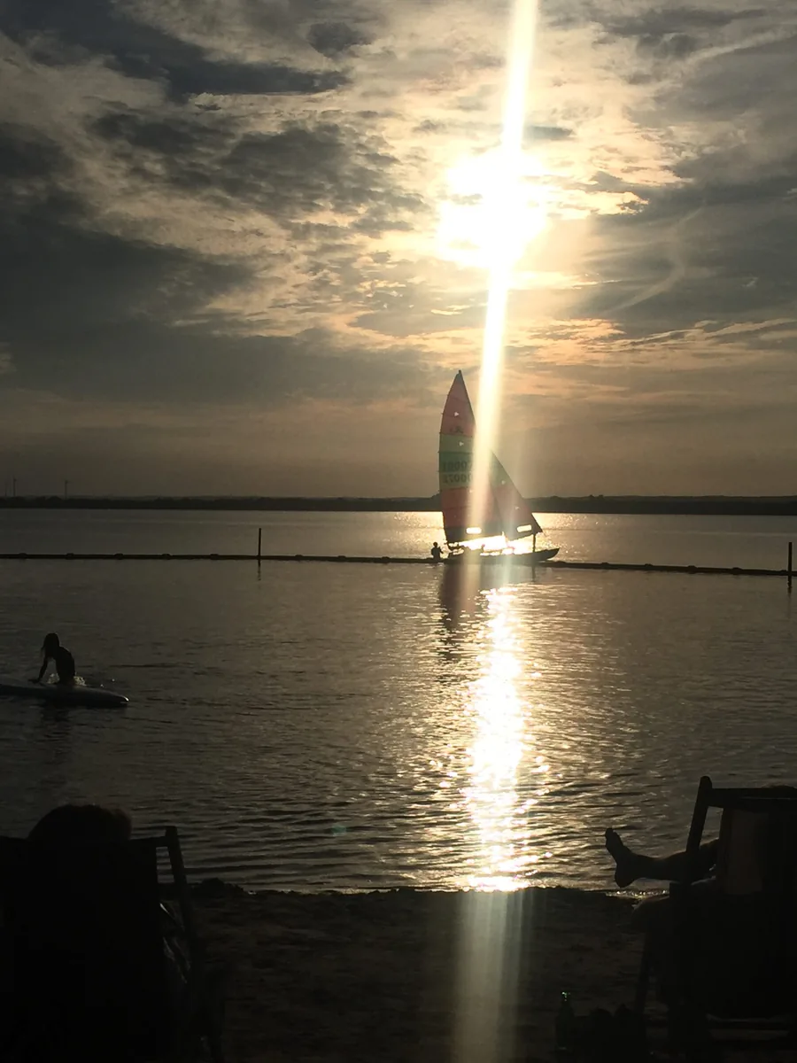 Segelboot bei Sonnenuntergang auf dem Dümmer See