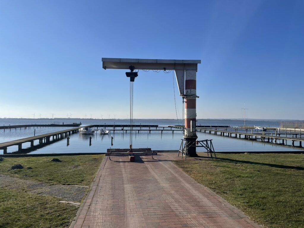 Bootskran, Stege und Liegeplätze im privaten Hafen am Dümmer See