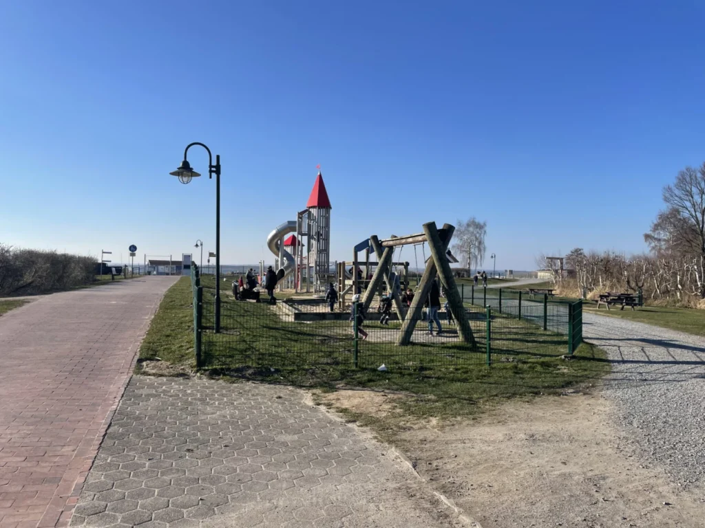 Familien auf dem öffentlichen Abenteuerspielplatz bei C10 am Dümmer See