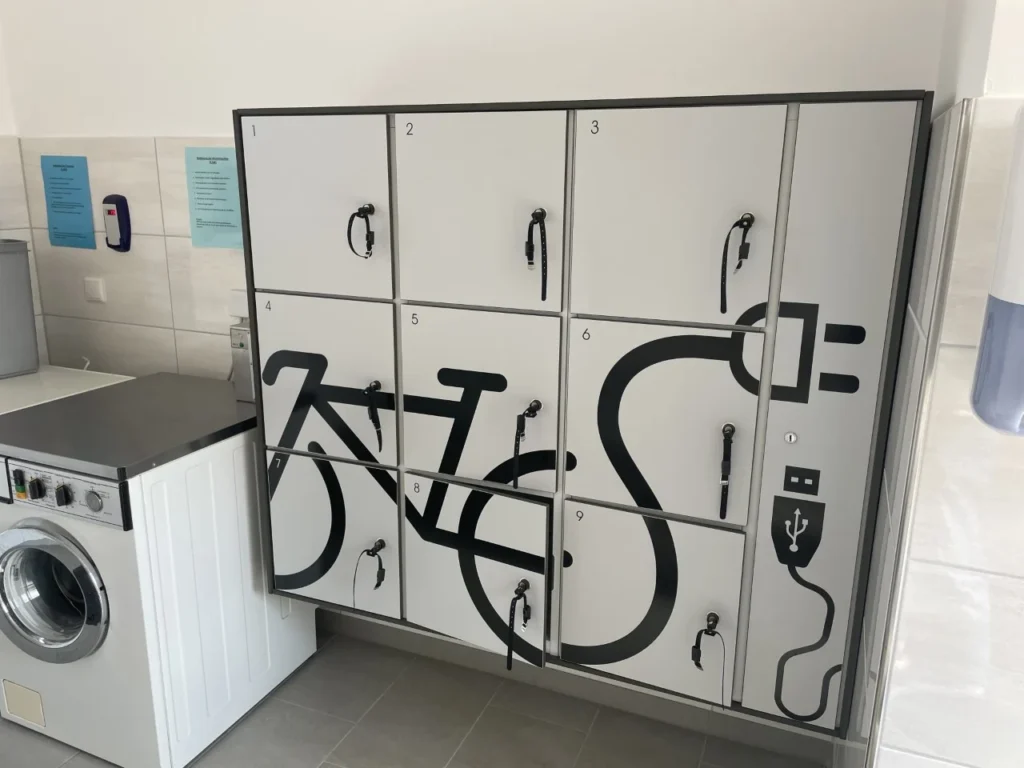 Power-Box-Schließfach- und Ladesystem am Campingplatz C10