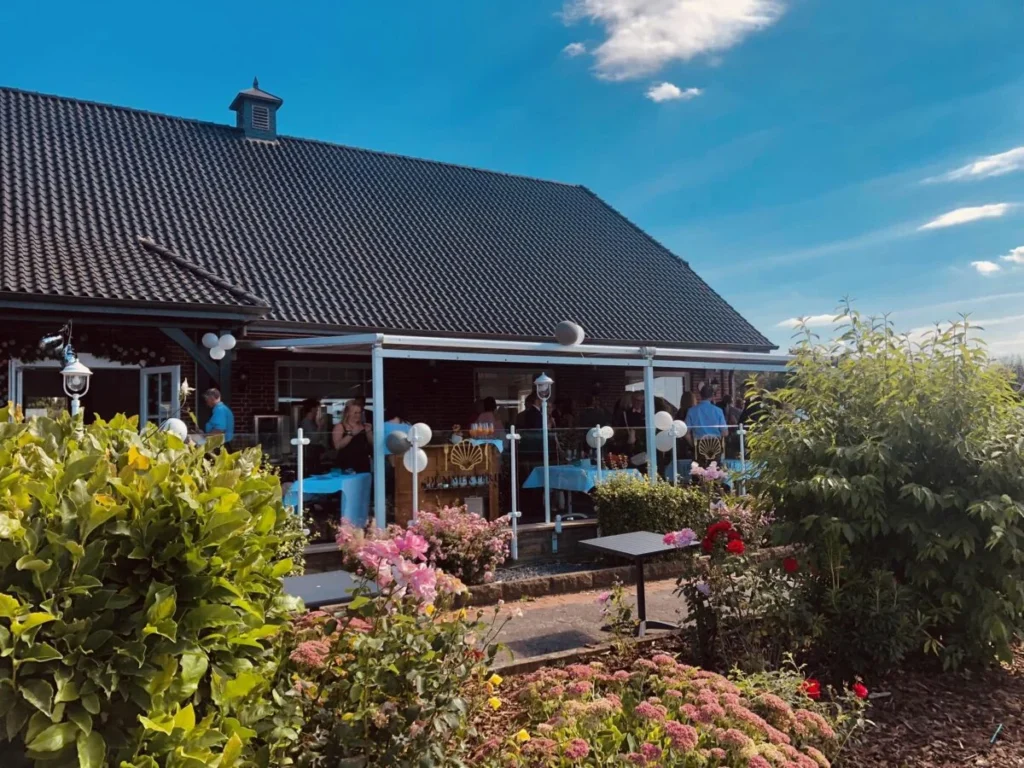 Großzügige Seeterrasse der Dümmer Perle